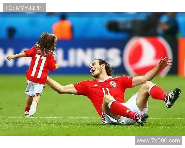 孩子与球星爸爸同场竞技 亲情与足球交织成梦想之旅