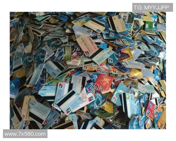 疯狂收藏家拆开足球星卡揭开背后惊人秘密与稀有卡片价值揭秘 疯狂收藏家拆开足球星卡揭开背后惊人秘密与稀有卡片价值揭秘