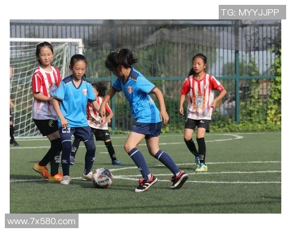 足球女星的风采与力量展现：她们如何在绿茵场上闪耀光芒